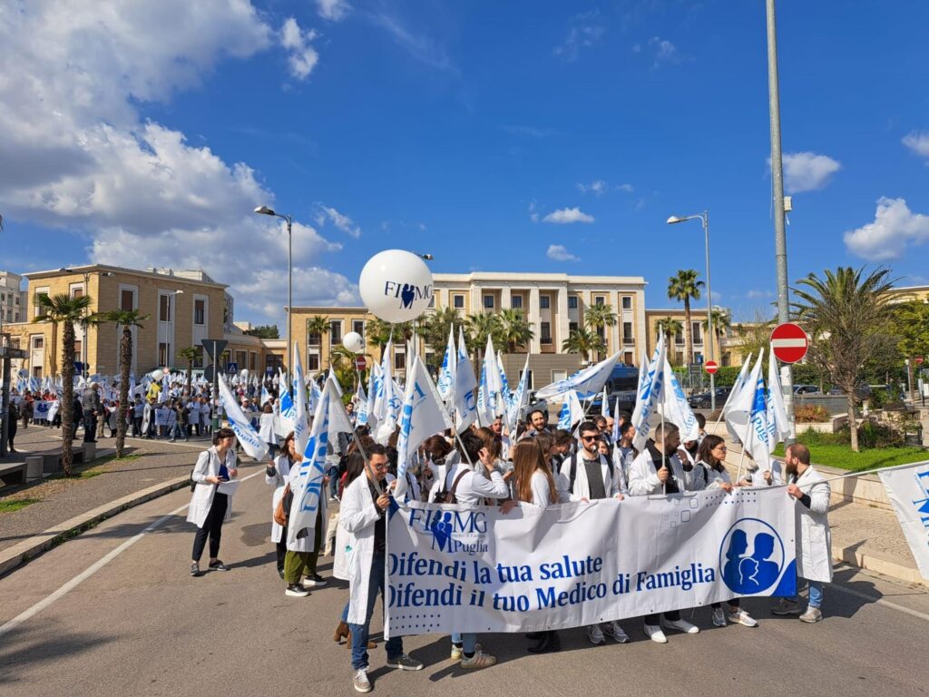 “Difendi la tua salute e il servizio sanitario nazionale”: 1000 medici pugliesi in protesta a Bari