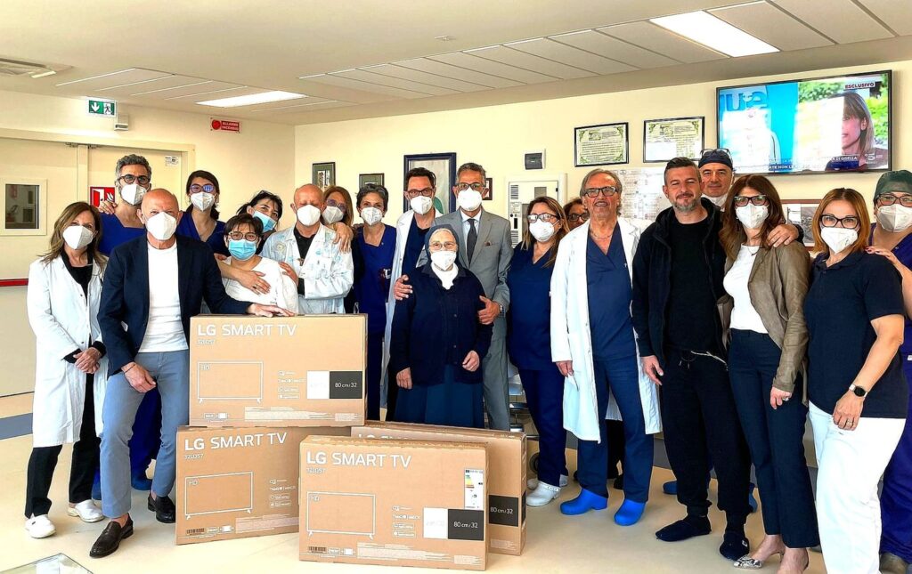 “Cuore e mani aperte” dona 15 televisori al Fazzi di Lecce grazie al 5×1000