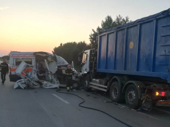 Taranto: violento scontro tra camion e ambulanza