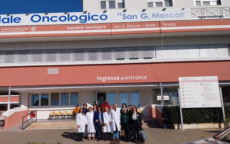 Lanaterapia: gomitoli e uncinetti per le pazienti oncologiche al Moscati e a Martina Franca.