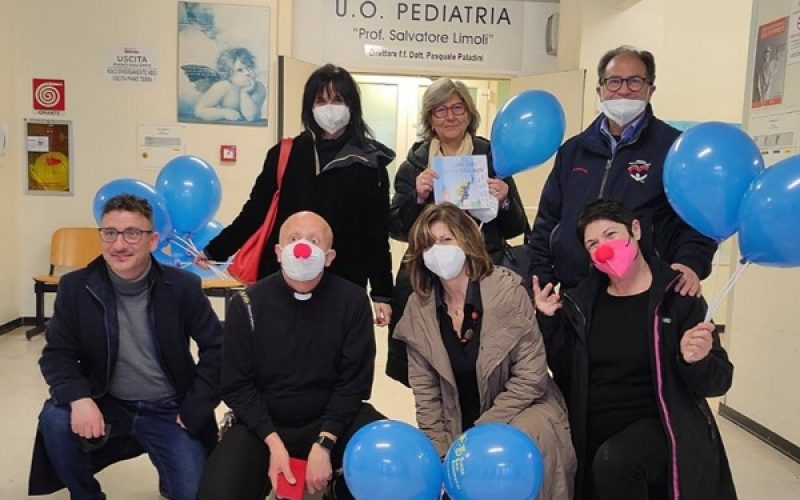 Supereroi dal cielo portano sorrisi ai piccoli pazienti del Vito Fazzi di Lecce