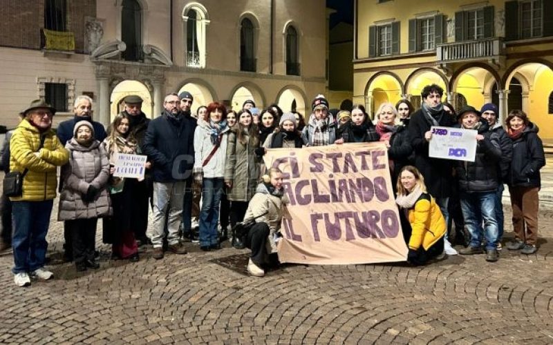 Proteste in piazza contro il taglio dei fondi per i disturbi del comportamento alimentare: “Insufficienti i 10 milioni annunciati”